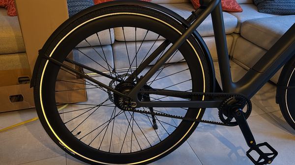 Side view of the Tezeus C8 with the rear fender installed showing the contact area against the tyre